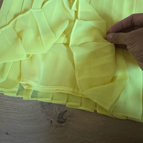 J.Crew Yellow Keyhole Pleated Chiffon Sleeveless Blouse Size 2 - Picture 4 of 7